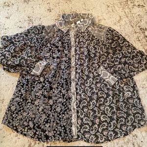 NWT Gorgeous Floral Print Long Sleeve Button Down Blous